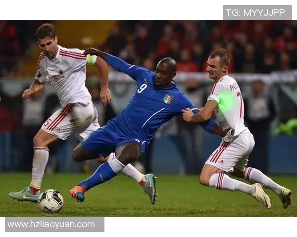 足球场上球星激战瞬间高清定格 展现激情与力量的完美融合